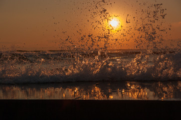 夕陽と波しぶき