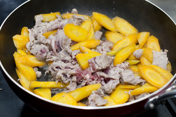 島にんじんと豚肉の炒め物（調理中）