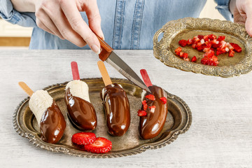 How to make chocolate dipped bananas decorated with strawberries