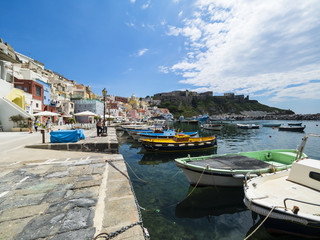 Blick auf die Insel Procida mit Ihren bunten Häusern, Hafen und die Marina di Corricella,   Insel...