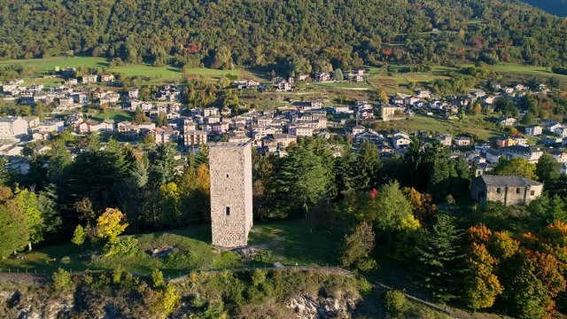 Aerial 4K - Teglio - Valtellina (IT) - Vista panoramica della torre