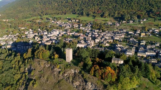 Aerial 4K - Teglio - Valtellina (IT) - Vista panoramica della torre