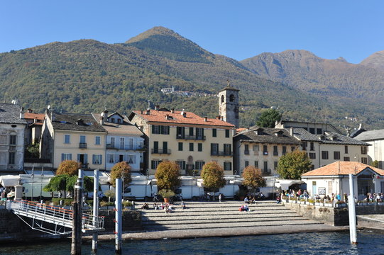 Hafen und Landesteg von Cannobio am Westufer des Lago Maggiore, Tessin, Italien