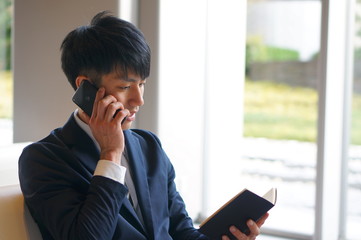 スケジュール調整するビジネスマン