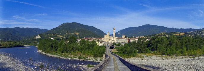 Bobbio Val Trebbia e Ponte Vecchio Emilia Romagna Italia Europa Bobbio Val Trebbia with Old Bridge...