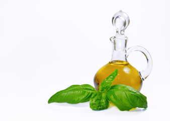 Olivenöl und Basilikum mit Freiraum