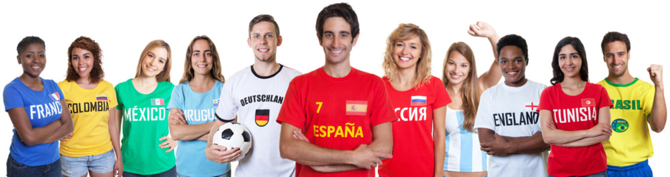 Spanischer Fussball Fan mit Gruppe internationaler Fans