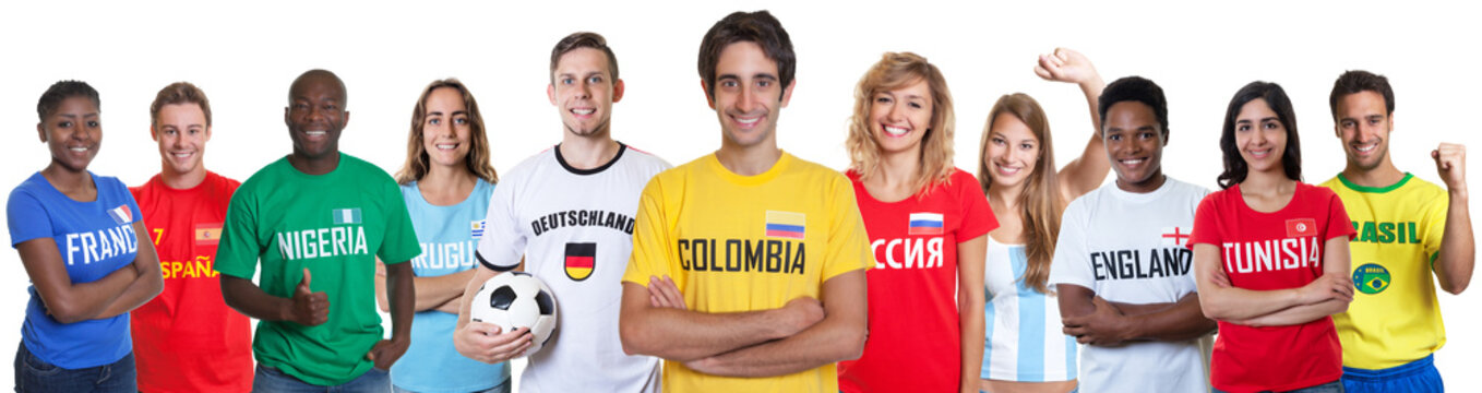 Kolumbianischer Fussball Fan mit Gruppe internationaler Fans