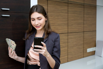 Businesswomen prompt pay money to buy shares by mobile phone.