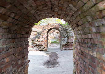 Obraz premium tunnel arch building ruins old brick building with cement floor, fragment of catacombs