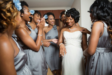 Bride and bridesmaid getting ready for her wedding. - obrazy, fototapety, plakaty