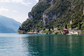 Fototapeta na wymiar Gardasee-Ufer bei Riva