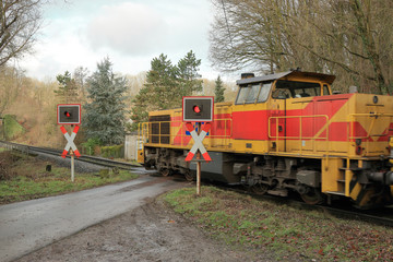 Güterzug an unbeschrankten Bahnübergang mit Haltesignal