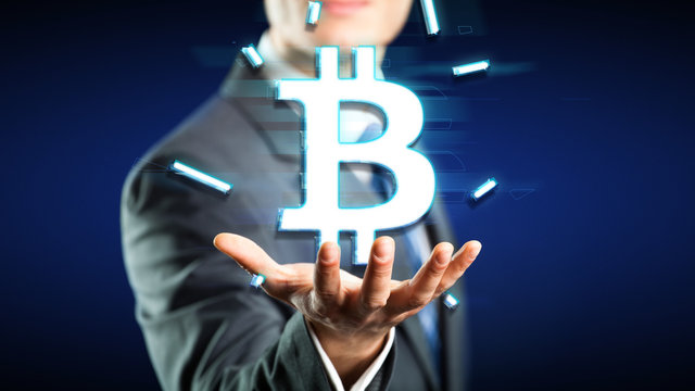 Geschäftmann mit digitalem Bitcoin Symbol über der Hand