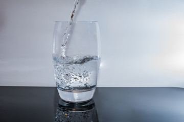 Trinkglas einfüllen mit Wasser