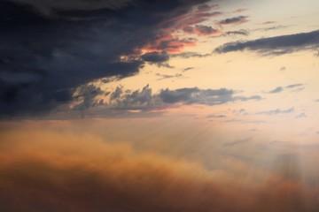 Fototapeta premium Światło w ciemnym niebie. Światło z nieba. piękna chmura. Tło religii. Droga do raju. Droga do Boga. Religia dla osoby. Święte Niebo.