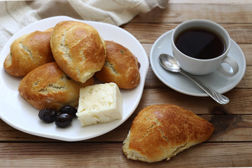 Ekmek, peynir, zeytin ve kahve ile kahvaltı