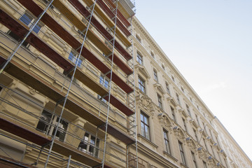 Eine Baustelle - Mehrfamilienhäuser mit Gerüst in Wien, der Hauptstadt von Österreich