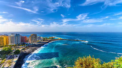 Puerto de la Cruz - Ein Blick vom Mirador in La Paz auf die Bucht Martianez.