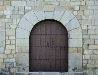 Puerta de madera con arco, Ochagavía, Navarra, España