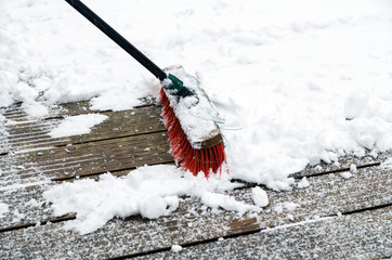 Schnee fegen mit dem Besen, Räumpflicht bei Wintereinbruch