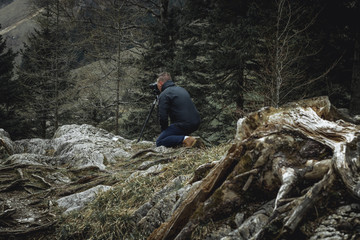 Fotograf fotografiert auf Stativ die Natur Landschaft