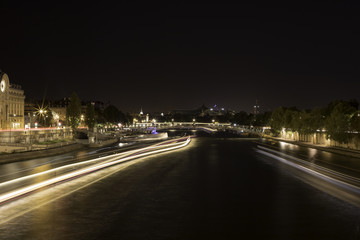 Fototapeta na wymiar long exposure along the river en Paris, France