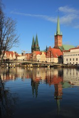 Blick über die Obertrave zur Petrikirche und Marienkirche in Lübeck