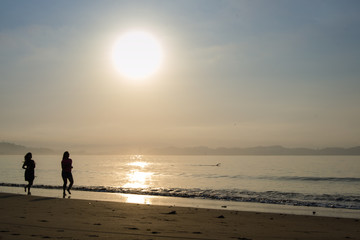 caminando en la playa