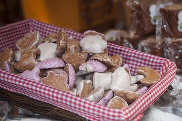 biscuits traditionnels alsaciens dans un panier au marché  de noël