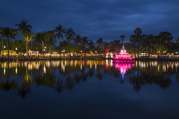 Obraz premium Sukhothai Co Lamplighter Loy Kratong Festival at The Sukhothai Historical Park covers the ruins of Sukhothai, in what is now Northern Thailand.
