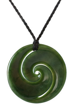 Neuseeländischer Schmuckstein Anhänger aus grüner Jade als Maori Spiral Symbol Koru.