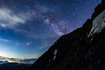 Fototapeta na wymiar 南アルプス、夜の北岳から富士山と天の川を遠望する、絶景登山