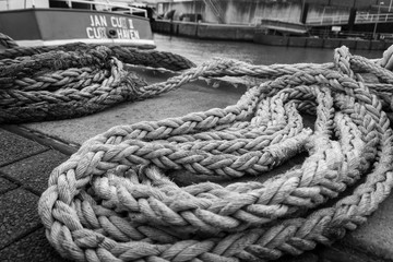 Taue im Hafen