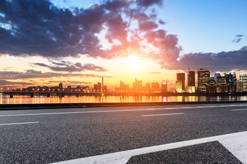 Obraz premium Asphalt highway and modern city buildings in hangzhou qianjiang new city at sunset