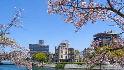 Fototapeta na wymiar 広島、世界遺産、平和公園、原爆ドーム、春、桜の咲く頃