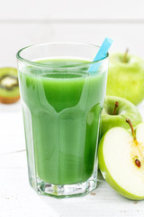 Grüner Smoothie Saft Apfel grün Kiwi Spinat Glas Hochformat Fruchtsaft Frucht Früchte