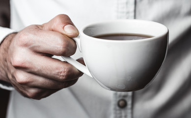 Mann trinkt Kaffee