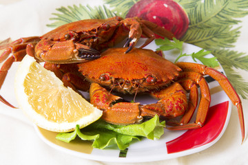 seafood, crabs with lettuce and lemon