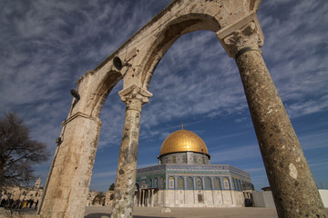 Fototapeta premium Israel - East Jerusalem - Dome of the Rock taken trough the portico colonnade