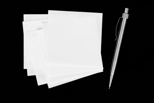 Weiße Notizzettel mit Kugelschreiber