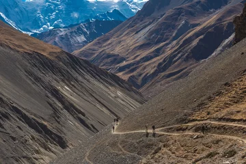 Deurstickers tourists in the hills of the himalayas © Игор Чусь