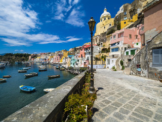 Blick auf die Insel Procida mit Ihren bunten Häusern, Hafen und die Marina di Corricella,   Insel Procida, Phlegräische Inseln, Golf von Neapel, Kampanien, Italien