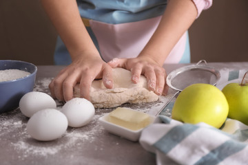 Obraz na płótnie Canvas Woman preparing puff pastry on table