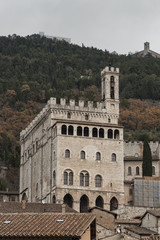 Fototapeta premium Gubbio, Perugia, Włochy - Fasada Palazzo dei Consoli. Pałac znajduje się na Piazza Grande w Gubbio i jest jednym z najbardziej imponujących budynków publicznych we Włoszech
