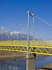 Brücke in Gelb -  Fahrradweg durch Südtirol