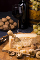 tagliere con parmigiano,frutta e vino 