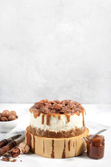 Cheesecake with pecans and caramel sauce