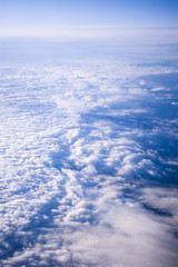 Nuvole fotografate dal finestrino di un aereo