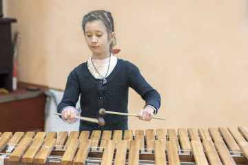 girl play xylophone set/musician